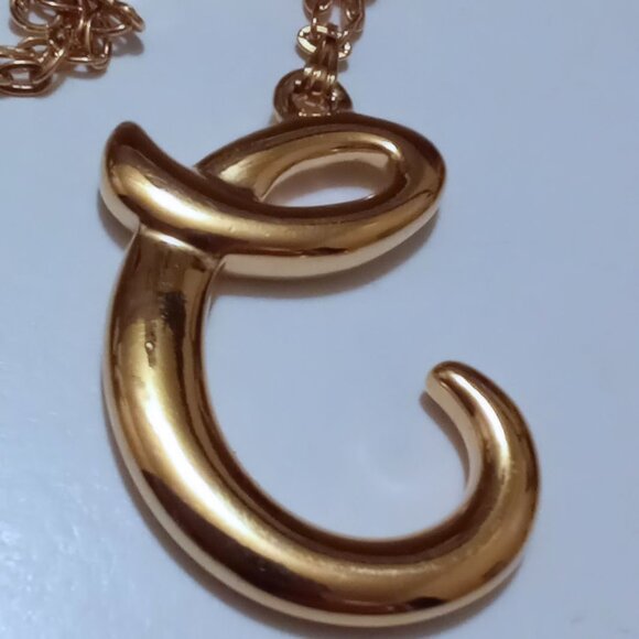 VINTAGE AVON GOLD TONE INITIAL “C”  PENDANT NECKLACE - Picture 3 of 3